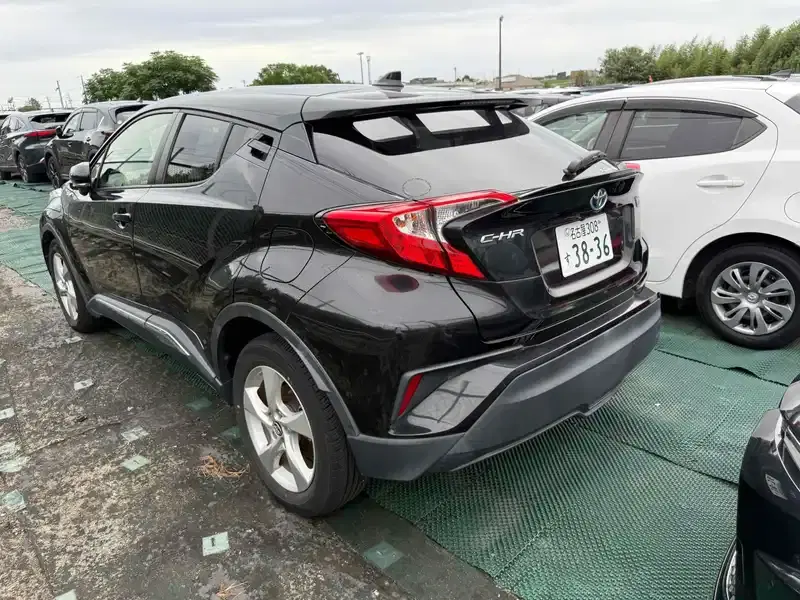 TOYOTA C-HR S Image 2